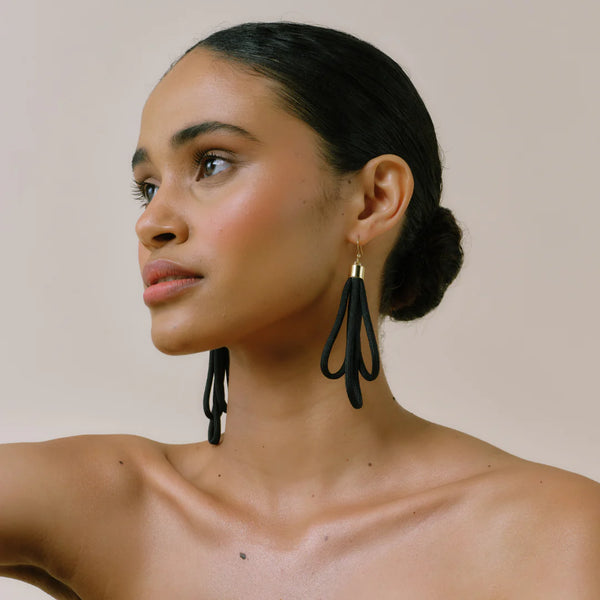Wave earrings in Black